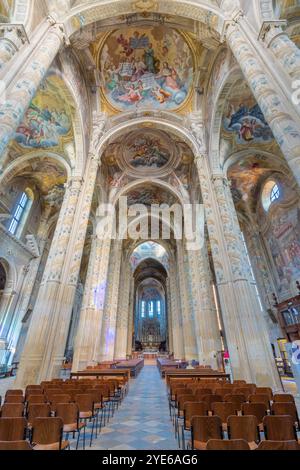 ASTI, ITALIEN - 11. SEPTEMBER 2024: Das Kirchenschiff der Kathedrale - Cattedrale di Santa Maria Assunta e San Gottardo Stockfoto