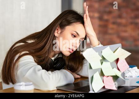 Viele Aufgaben und kein Ideenkonzept. Freiberufliches Mädchen sieht in Laptop Stockfoto