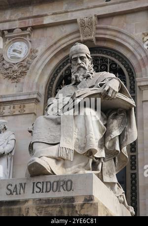 Statue von Isidor von Sevilla (ca. 560-636). Nationalbibliothek von Spanien. Madrid. Von José Alcoverro, 1892. Stockfoto
