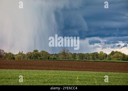 Starkregen über den Amper Auen, Deutschland, Bayern, Oberbayern, Oberbayern, Moosburg Stockfoto