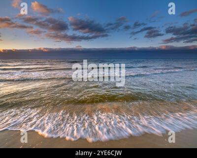 Sandstrand auf der Insel Usedom an der Ostsee bei Sonnenuntergang, Deutschland, Mecklenburg-Vorpommern, Usedom, Zempin Stockfoto