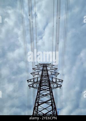Hochspannungspylon und Hochspannungsleitungen von unten, Deutschland Stockfoto