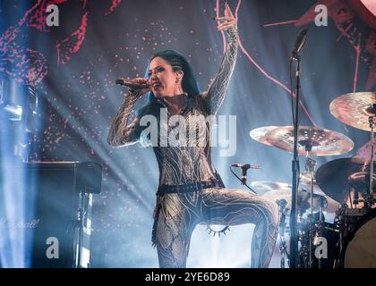 Alissa White-Gluz von Arch Enemy trat im Oktober 2024 live auf Stockfoto