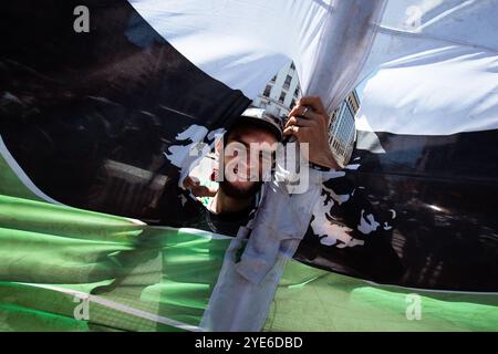 Buenos Aires, Argentinien. Oktober 2024. Während des demonstrationsmarsches wird ein Demonstrant gesehen. Die State Workers' Association (ATE) begann einen 36-stündigen nationalen Streik mit einer Beteiligung von über 90 % in der öffentlichen Verwaltung und forderte die Wiederaufnahme der Gehaltsverhandlungen. Ein massiver demonstrationsmarsch vom Obelisken zum Ministerium für Deregulierung und Staatsumwandlung unter Federico Sturzenegger fand statt. Quelle: SOPA Images Limited/Alamy Live News Stockfoto