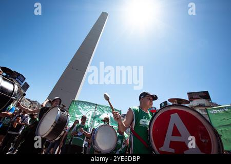 Buenos Aires, Argentinien. Oktober 2024. Ein Demonstrant trommelt und singt während des demonstrationsmarsches. Die State Workers' Association (ATE) begann einen 36-stündigen nationalen Streik mit einer Beteiligung von über 90 % in der öffentlichen Verwaltung und forderte die Wiederaufnahme der Gehaltsverhandlungen. Ein massiver demonstrationsmarsch vom Obelisken zum Ministerium für Deregulierung und Staatsumwandlung unter Federico Sturzenegger fand statt. Quelle: SOPA Images Limited/Alamy Live News Stockfoto