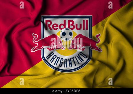 Pringsewu, lampung 30. oktober 2024; Bragantino Fußballverein, selektiver Fokus Logo Flaggenstruktur Hintergrund brasilianische Serie A Meisterschaft. Stockfoto