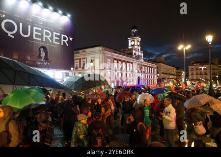 Dutzende Demonstranten versammeln sich im Zentrum von Madrid während einer Demonstration für öffentliche Bildung. Nach Schätzungen der Regierungsdelegation haben heute Nachmittag rund 8.000 Lehrer in Madrid demonstriert, um eine Reduzierung der Unterrichtsstunden und -Verhältnisse sowie die Möglichkeit zu fordern, frei zwischen geteilter oder ununterbrochener Arbeitszeit zu wählen, zusätzlich zu gleicher Entlohnung wie in anderen Regionen. Stockfoto