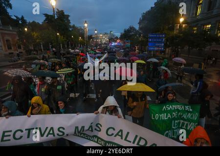 Dutzende Demonstranten versammeln sich im Zentrum Madrids mit Regenschirmen und Spruchbändern während einer Demonstration für die öffentliche Bildung. Nach Schätzungen der Regierungsdelegation haben heute Nachmittag rund 8.000 Lehrer in Madrid demonstriert, um eine Reduzierung der Unterrichtsstunden und -Verhältnisse sowie die Möglichkeit zu fordern, frei zwischen geteilter oder ununterbrochener Arbeitszeit zu wählen, zusätzlich zu gleicher Entlohnung wie in anderen Regionen. Stockfoto