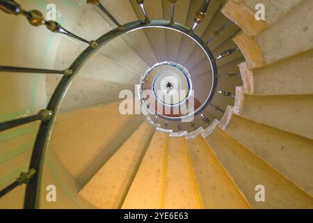 Miami, USA - 24. August 2014: Besuch des Villa Vizcaya Museums in Miami. Mit alten runden Wendeltreppen mit Eisengeländer. Stockfoto