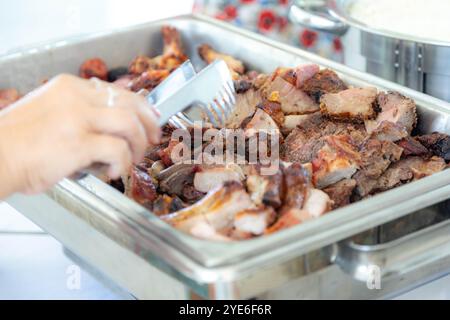 Traditionelles brasilianisches System, in dem Speisen in einem Selbstbedienungsbuffet serviert werden. Feijão Tropeiro, Maniok, Barbecue, Feijoada Stockfoto