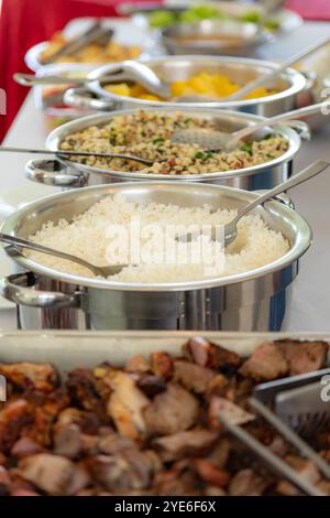 Traditionelles brasilianisches System, in dem Speisen in einem Selbstbedienungsbuffet serviert werden. Feijão Tropeiro, Maniok, Barbecue, Feijoada Stockfoto