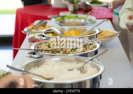 Traditionelles brasilianisches System, in dem Speisen in einem Selbstbedienungsbuffet serviert werden. Feijão Tropeiro, Maniok, Barbecue, Feijoada Stockfoto