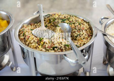 Traditionelles brasilianisches System, in dem Speisen in einem Selbstbedienungsbuffet serviert werden. Feijão Tropeiro, Maniok, Barbecue, Feijoada Stockfoto