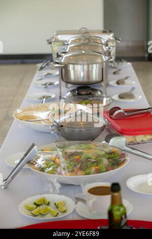 Traditionelles brasilianisches System, in dem Speisen in einem Selbstbedienungsbuffet serviert werden. Feijão Tropeiro, Maniok, Barbecue, Feijoada Stockfoto