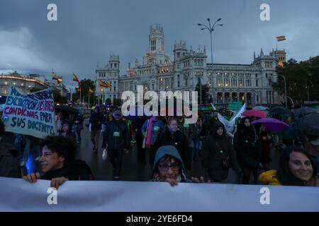 Madrid, Spanien. Oktober 2024. Dutzende Demonstranten versammeln sich im Zentrum von Madrid während einer Demonstration für öffentliche Bildung. Nach Schätzungen der Regierungsdelegation haben heute Nachmittag rund 8.000 Lehrer in Madrid demonstriert, um eine Reduzierung der Unterrichtsstunden und -Verhältnisse sowie die Möglichkeit zu fordern, frei zwischen geteilter oder ununterbrochener Arbeitszeit zu wählen, zusätzlich zu gleicher Entlohnung wie in anderen Regionen. (Foto: David Canales/SOPA Images/SIPA USA) Credit: SIPA USA/Alamy Live News Stockfoto