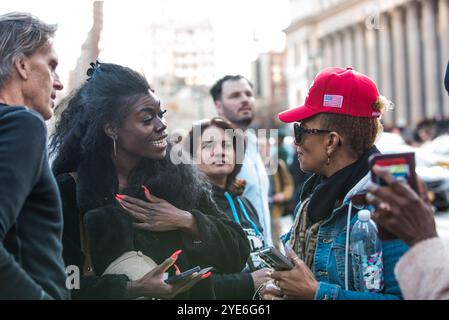 27. Oktober 2024 die Teilnehmer treffen sich vor einer Wahlkampagne mit dem ehemaligen US-Präsidenten Donald Trump vor dem Madison Square Garden in New York City, USA Stockfoto