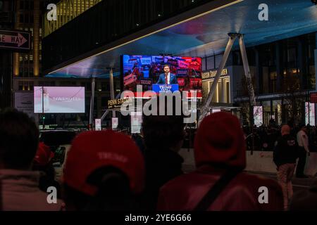 27. Oktober 2024 die Teilnehmer treffen sich vor einer Wahlkampagne mit dem ehemaligen US-Präsidenten Donald Trump vor dem Madison Square Garden in New York City, USA Stockfoto