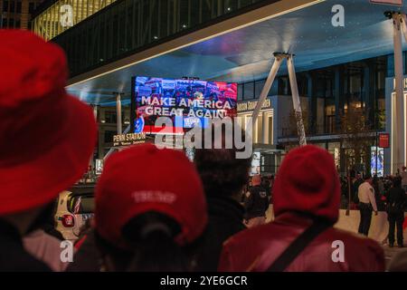 27. Oktober 2024 die Teilnehmer treffen sich vor einer Wahlkampagne mit dem ehemaligen US-Präsidenten Donald Trump vor dem Madison Square Garden in New York City, USA Stockfoto