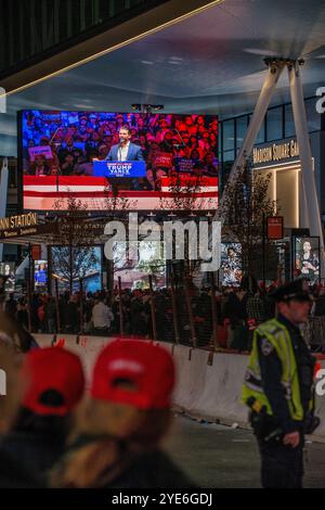 27. Oktober 2024 die Teilnehmer treffen sich vor einer Wahlkampagne mit dem ehemaligen US-Präsidenten Donald Trump vor dem Madison Square Garden in New York City, USA Stockfoto