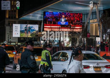 27. Oktober 2024 die Teilnehmer treffen sich vor einer Wahlkampagne mit dem ehemaligen US-Präsidenten Donald Trump vor dem Madison Square Garden in New York City, USA Stockfoto
