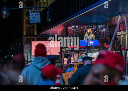 27. Oktober 2024 die Teilnehmer treffen sich vor einer Wahlkampagne mit dem ehemaligen US-Präsidenten Donald Trump vor dem Madison Square Garden in New York City, USA Stockfoto