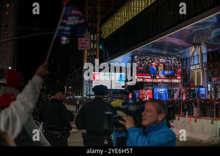 27. Oktober 2024 die Teilnehmer treffen sich vor einer Wahlkampagne mit dem ehemaligen US-Präsidenten Donald Trump vor dem Madison Square Garden in New York City, USA Stockfoto
