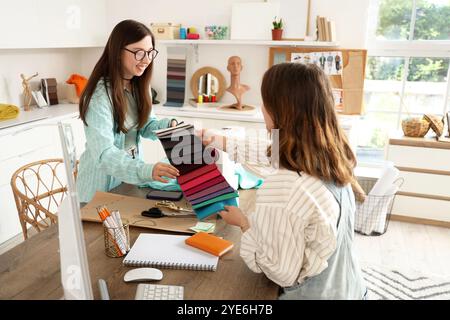 Modedesignerinnen arbeiten im Studio mit Stoffmustern Stockfoto
