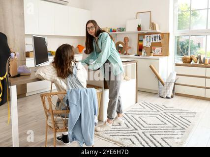 Weibliche Mode Designer im Studio Stockfoto