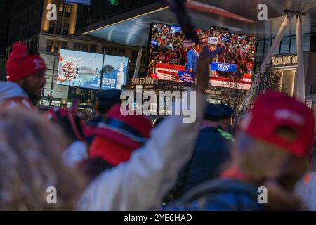27. Oktober 2024 die Teilnehmer treffen sich vor einer Wahlkampagne mit dem ehemaligen US-Präsidenten Donald Trump vor dem Madison Square Garden in New York City, USA Stockfoto