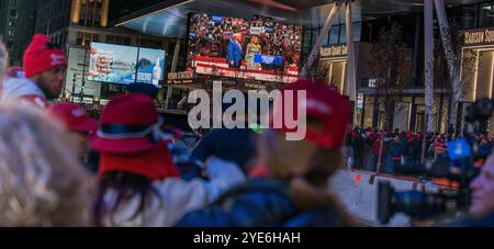 27. Oktober 2024 die Teilnehmer treffen sich vor einer Wahlkampagne mit dem ehemaligen US-Präsidenten Donald Trump vor dem Madison Square Garden in New York City, USA Stockfoto