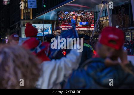 27. Oktober 2024 die Teilnehmer treffen sich vor einer Wahlkampagne mit dem ehemaligen US-Präsidenten Donald Trump vor dem Madison Square Garden in New York City, USA Stockfoto