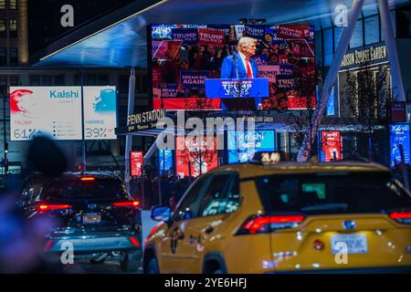 27. Oktober 2024 die Teilnehmer treffen sich vor einer Wahlkampagne mit dem ehemaligen US-Präsidenten Donald Trump vor dem Madison Square Garden in New York City, USA Stockfoto