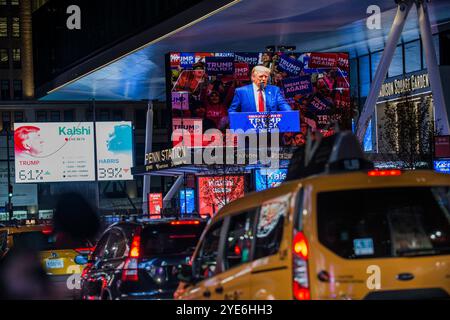 27. Oktober 2024 die Teilnehmer treffen sich vor einer Wahlkampagne mit dem ehemaligen US-Präsidenten Donald Trump vor dem Madison Square Garden in New York City, USA Stockfoto