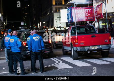 27. Oktober 2024 die Teilnehmer treffen sich vor einer Wahlkampagne mit dem ehemaligen US-Präsidenten Donald Trump vor dem Madison Square Garden in New York City, USA Stockfoto