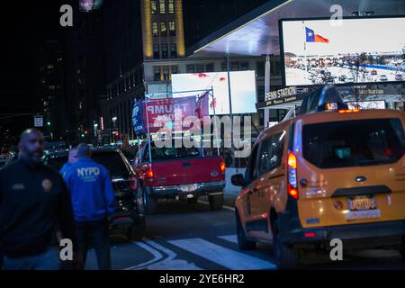 27. Oktober 2024 die Teilnehmer treffen sich vor einer Wahlkampagne mit dem ehemaligen US-Präsidenten Donald Trump vor dem Madison Square Garden in New York City, USA Stockfoto