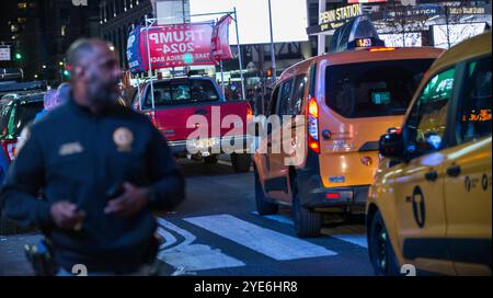27. Oktober 2024 die Teilnehmer treffen sich vor einer Wahlkampagne mit dem ehemaligen US-Präsidenten Donald Trump vor dem Madison Square Garden in New York City, USA Stockfoto