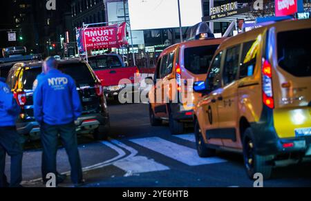 27. Oktober 2024 die Teilnehmer treffen sich vor einer Wahlkampagne mit dem ehemaligen US-Präsidenten Donald Trump vor dem Madison Square Garden in New York City, USA Stockfoto