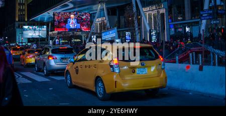 27. Oktober 2024 die Teilnehmer treffen sich vor einer Wahlkampagne mit dem ehemaligen US-Präsidenten Donald Trump vor dem Madison Square Garden in New York City, USA Stockfoto