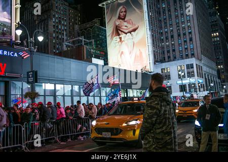 27. Oktober 2024 die Teilnehmer treffen sich vor einer Wahlkampagne mit dem ehemaligen US-Präsidenten Donald Trump vor dem Madison Square Garden in New York City, USA Stockfoto