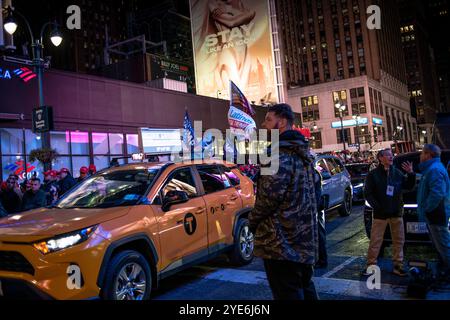 27. Oktober 2024 die Teilnehmer treffen sich vor einer Wahlkampagne mit dem ehemaligen US-Präsidenten Donald Trump vor dem Madison Square Garden in New York City, USA Stockfoto