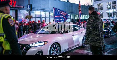27. Oktober 2024 die Teilnehmer treffen sich vor einer Wahlkampagne mit dem ehemaligen US-Präsidenten Donald Trump vor dem Madison Square Garden in New York City, USA Stockfoto