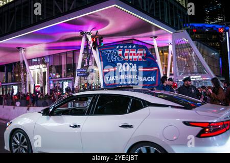 27. Oktober 2024 die Teilnehmer treffen sich vor einer Wahlkampagne mit dem ehemaligen US-Präsidenten Donald Trump vor dem Madison Square Garden in New York City, USA Stockfoto