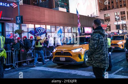 27. Oktober 2024 die Teilnehmer treffen sich vor einer Wahlkampagne mit dem ehemaligen US-Präsidenten Donald Trump vor dem Madison Square Garden in New York City, USA Stockfoto