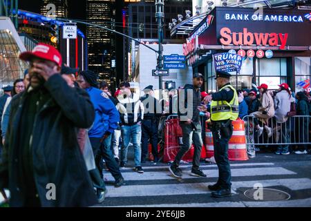 27. Oktober 2024 die Teilnehmer treffen sich vor einer Wahlkampagne mit dem ehemaligen US-Präsidenten Donald Trump vor dem Madison Square Garden in New York City, USA Stockfoto
