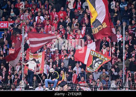 BOCHUM - Bayern München Fans beim Bundesliga-Spiel zwischen dem VFL Bochum 1848 und dem FC Bayern München im Vonovia Ruhrstadion am 27. Oktober 2024 in Bochum. ANP | Hollandse Hoogte | GERRIT VAN KEULEN Stockfoto