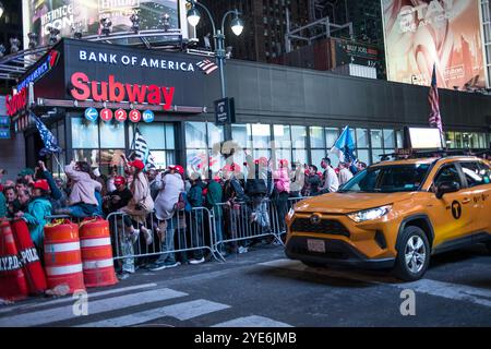 27. Oktober 2024 die Teilnehmer treffen sich vor einer Wahlkampagne mit dem ehemaligen US-Präsidenten Donald Trump vor dem Madison Square Garden in New York City, USA Stockfoto