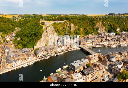 Sommeransicht der Stadtlandschaft von Dinant am Ufer der Meuse, Belgien Stockfoto