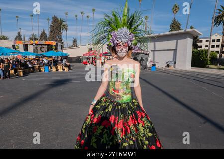 Los Angeles, Usa. Oktober 2024. Am 26. Oktober 2024 tauchten die Menschen in Kostümen für die Dia de los Muertos Forever Hollywood 2024 in Los Angeles auf. (Foto: Alberto Sibaja/Pacific Press/SIPA USA) Credit: SIPA USA/Alamy Live News Stockfoto