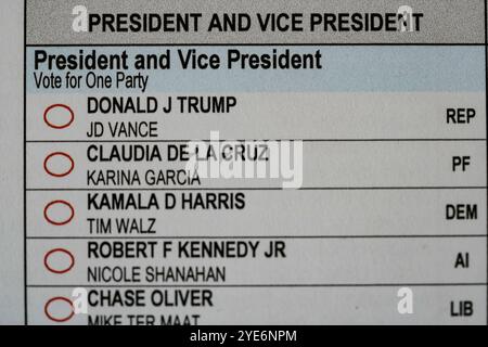 CA, USA - 16. Oktober 2024: Wahlzettel für Präsident und Vizepräsident 2024 mit dem republikanischen Kandidaten Donald J. Trump an der Spitze, im Fokus. Stockfoto