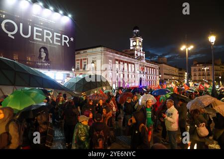 Madrid, Spanien. Oktober 2024. Dutzende Demonstranten versammeln sich im Zentrum von Madrid während einer Demonstration für öffentliche Bildung. Nach Schätzungen der Regierungsdelegation haben heute Nachmittag rund 8.000 Lehrer in Madrid demonstriert, um eine Reduzierung der Unterrichtsstunden und -Verhältnisse sowie die Möglichkeit zu fordern, frei zwischen geteilter oder ununterbrochener Arbeitszeit zu wählen, zusätzlich zu gleicher Entlohnung wie in anderen Regionen. (Credit Image: © David Canales/SOPA Images via ZUMA Press Wire) NUR REDAKTIONELLE VERWENDUNG! Nicht für kommerzielle ZWECKE! Stockfoto